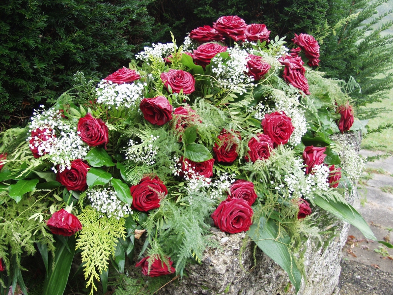 funeraire-LE REVEST LES EAUX-min_roses-61203